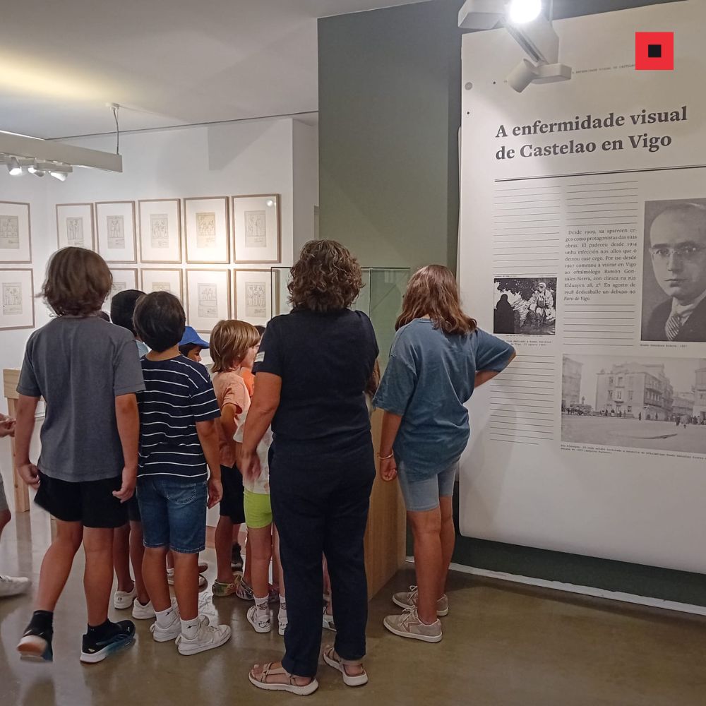 Grupo de escolares na pinacoteca